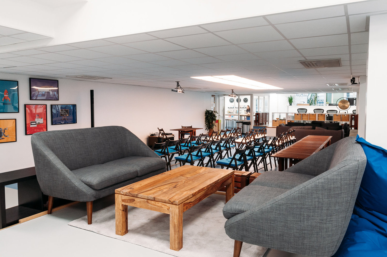 上海辦公室裝修時(shí)需要選擇什么樣的裝修公司?